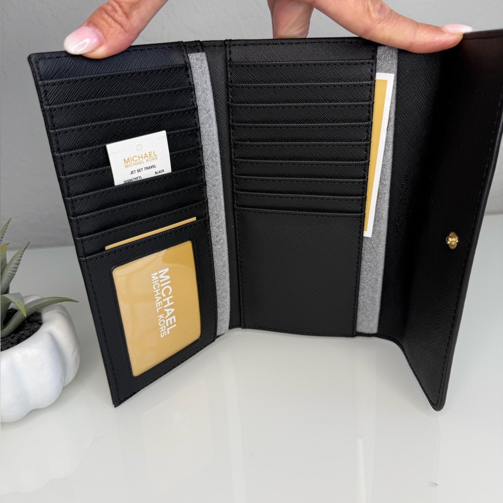 Michael Kors Trifold Wallet Black Color - Picture 6 of 7
